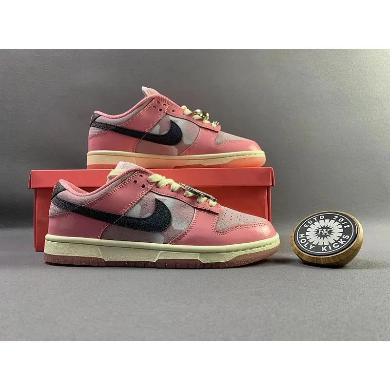 Nike Nike Dunk Low Pink Camo Sneakers Pink