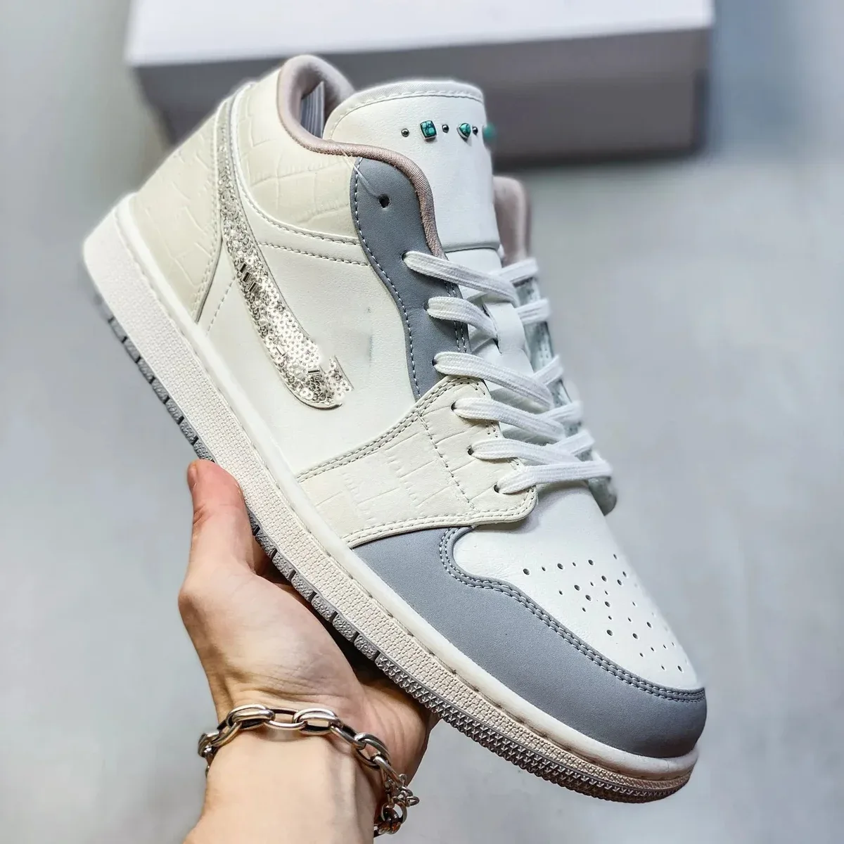 Jordan Jordan Air Jordan 1 Low Cream/Grey Sneakers Beige