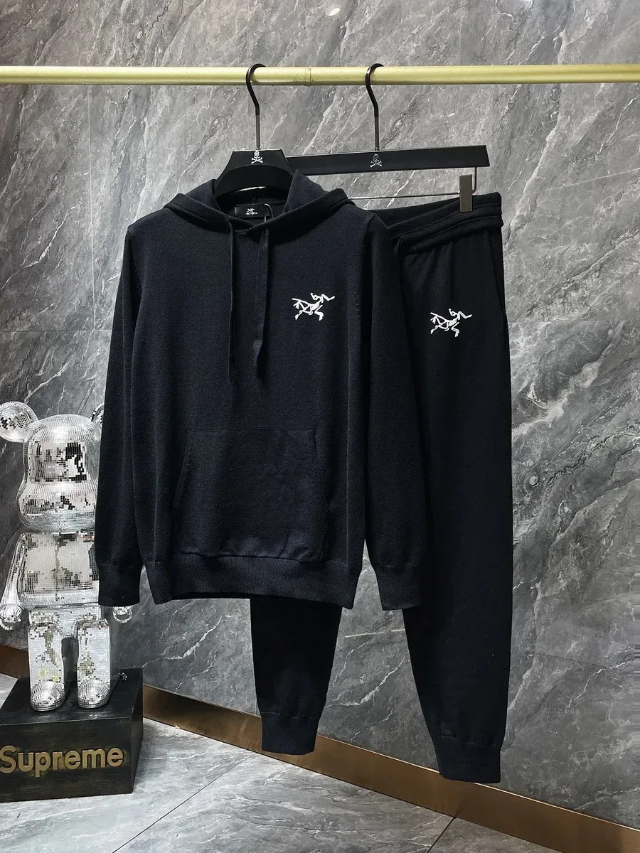 Arcteryx-Kombiset aus Kapuzenpullover und Hose in Schwarz/Weiß