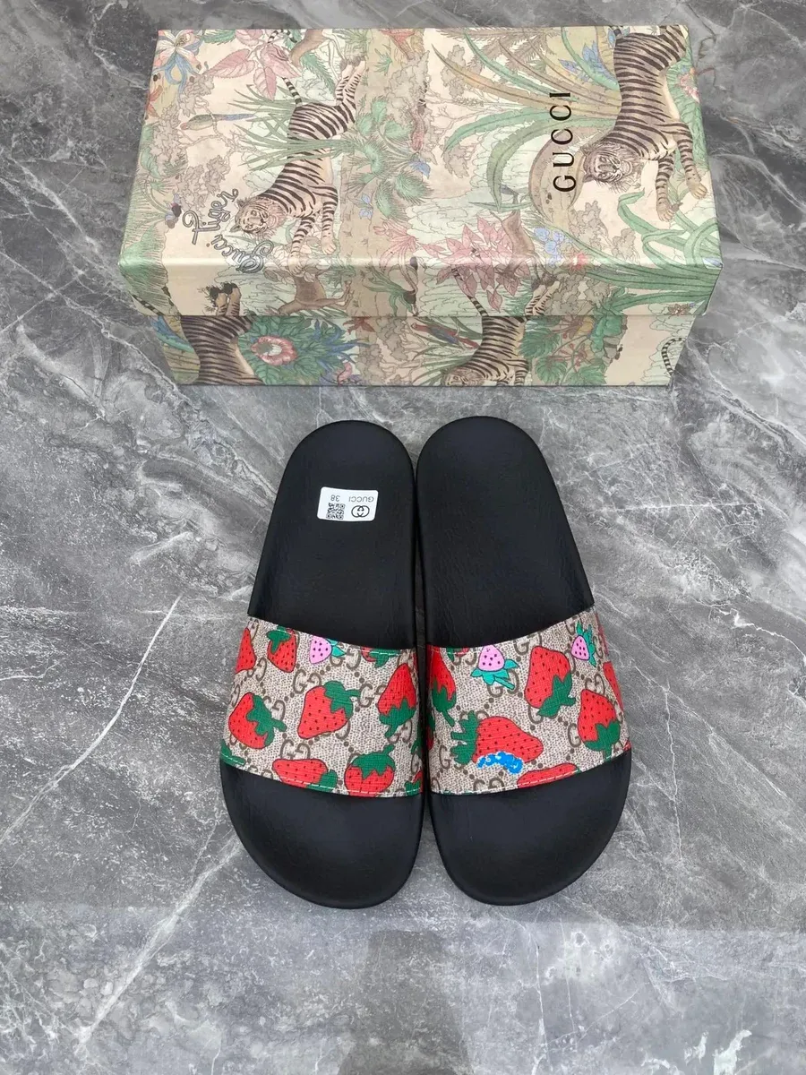 Gucci Gucci Pursuit Strawberry Print Slides Black Black - 1