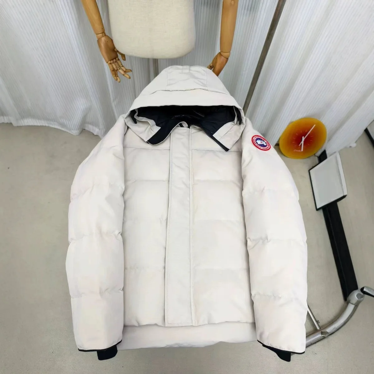 Canada Goose Canada Goose Chilliwack White Parka with Red Label White - 1