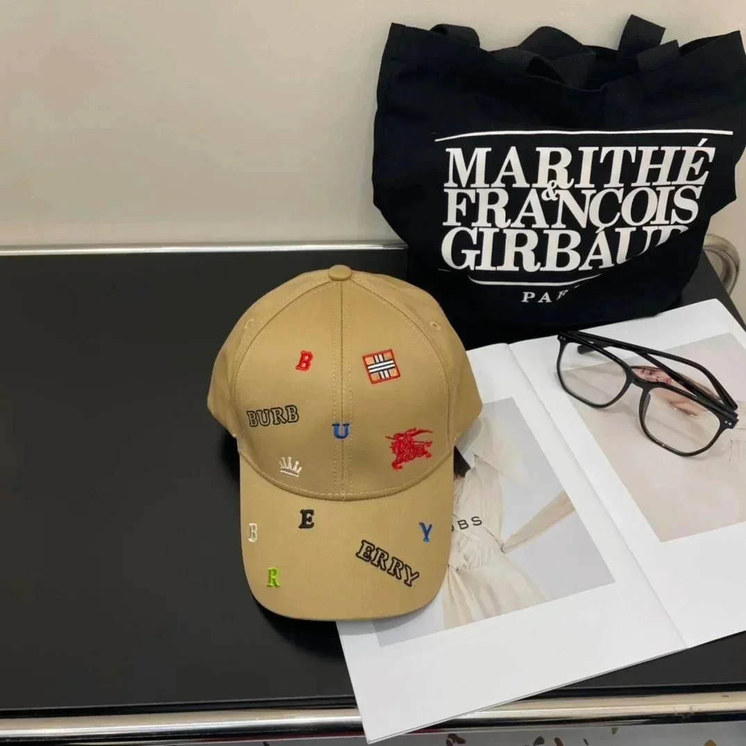 Burberry Burberry Knight Beige Multi-Logo Cap Beige