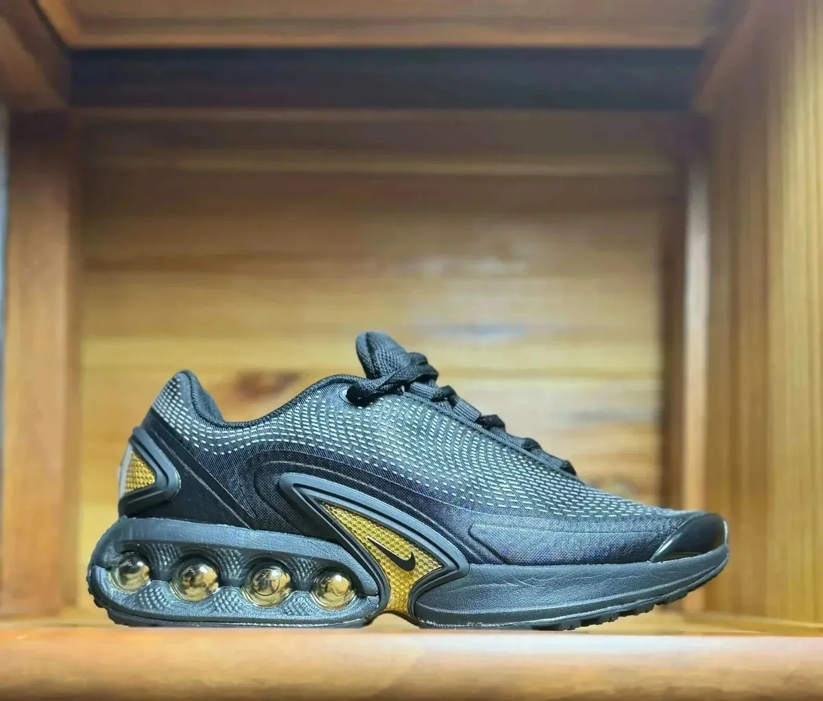 Nike Nike Air Max Plus Black/Gold Sneaker Black