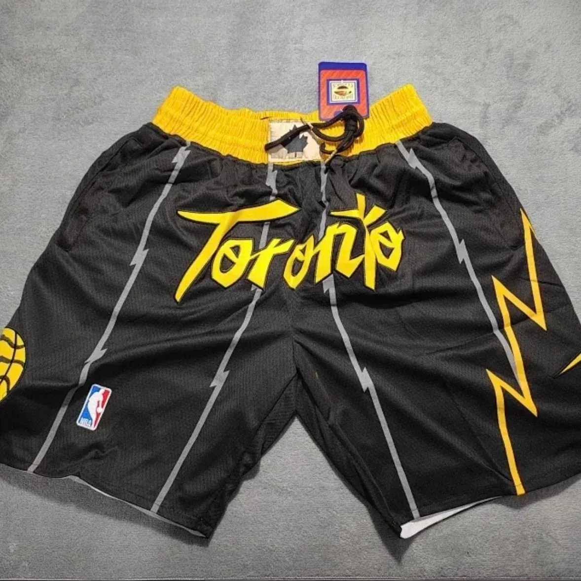 Mitchell & Ness Mitchell & Ness Hardwood Classics Black/Yellow Toronto Raptors Shorts Black - 1