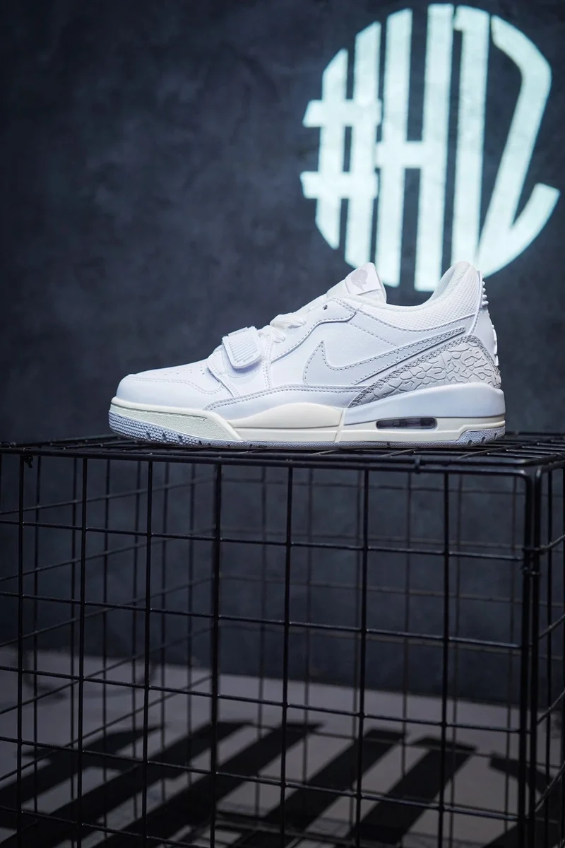 Nike Nike Air Jordan 18 Silver Sneakers Silver
