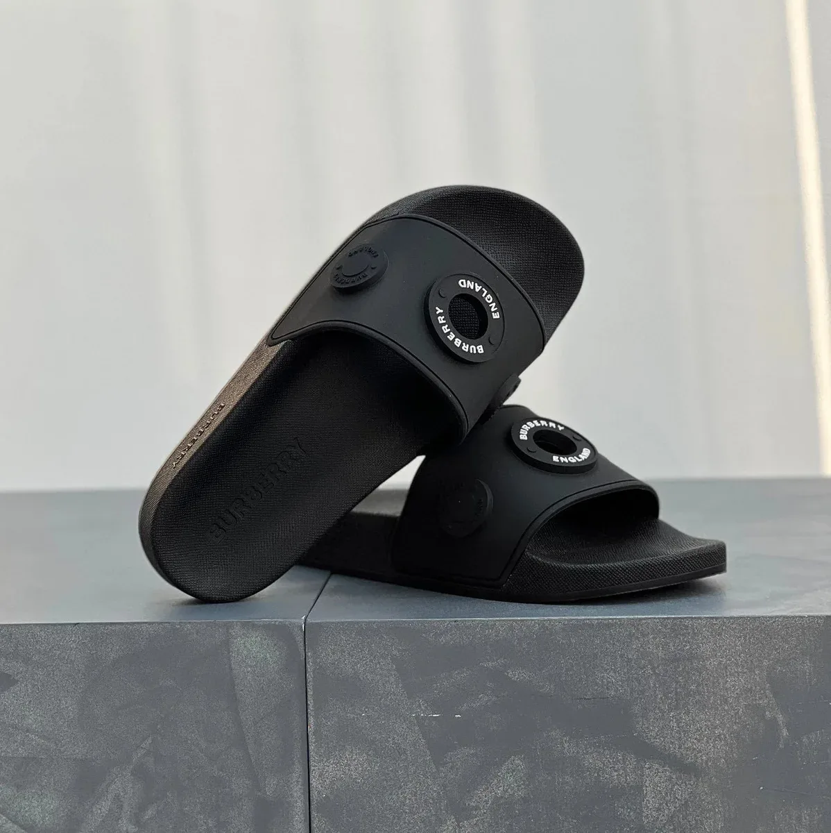 Burberry Burberry Pure Black Round Buckle Slippers Black - 1